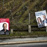 Des affiches pour l'élection du Conseil d'Etat du canton du Valais avec le candidat socialiste Mathias Reynard et les candidats du parti Le Centre, Franziska Biner et Christophe Darbellay